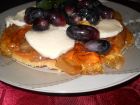 Рецепта за Маслена бисквита с желе от круши, моцарела и грозде