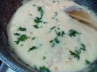 Рецепта за Пилешки късчета със сос, заквасена сметана, морков и лук