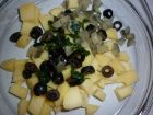 Снимка 1 от рецепта за Картофена салата с кисели краставички и маслини