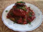 Рецепта за Печени домати, пълнени с пържено кьопоолу, върху тиквички и доматен сос