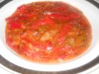 Рецепта за Печени чушки с доматен сок и лук