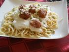 Рецепта за Спагети с кюфтенца, грах и бял сос
