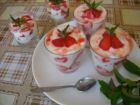 Рецепта за Здравословен десерт с кисело мляко, ягоди и мед