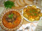 Рецепта за Пържени тиквички и дробчета с доматен сос