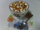 Снимка 1 от рецепта за Млечен десерт с конфитюр, бисквити, кекс и златни стафиди