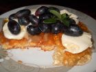 Маслена бисквита с желе от круши, моцарела и грозде